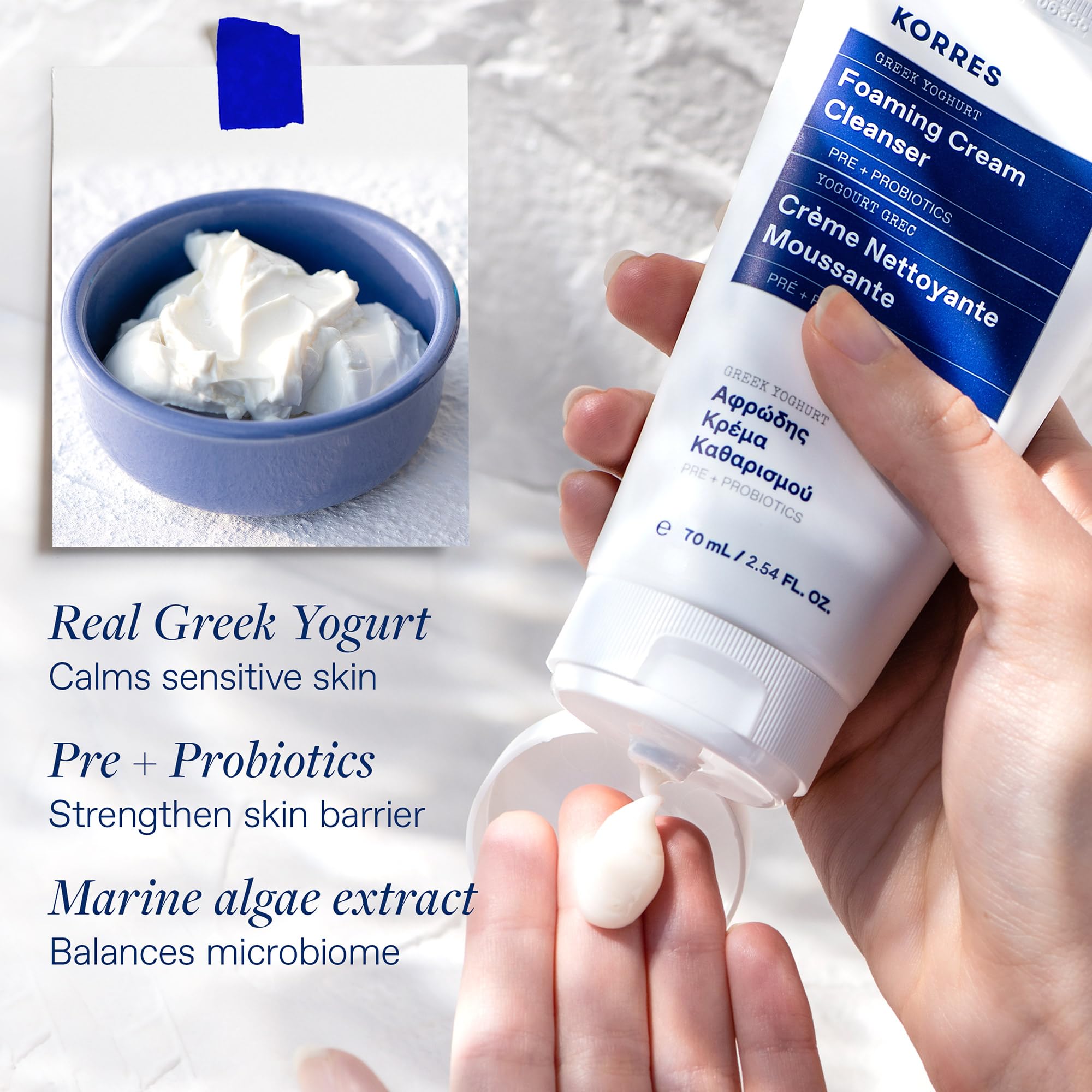 Korres limpiador facial: espuma rica al aplicar con la mano.
