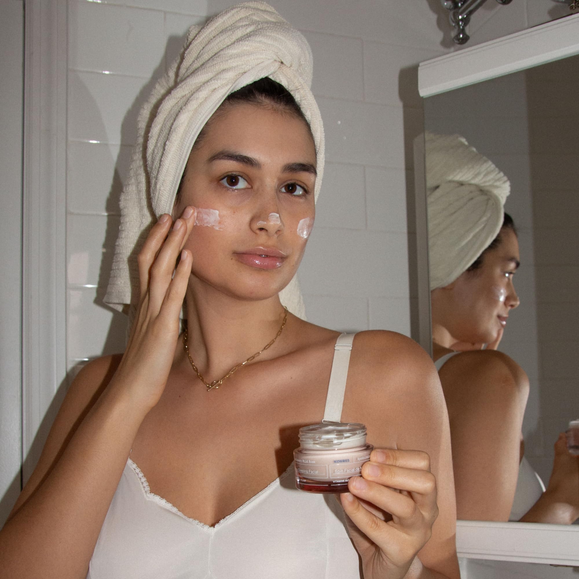 Ritual nocturno de belleza con aroma suave a rosa silvestre