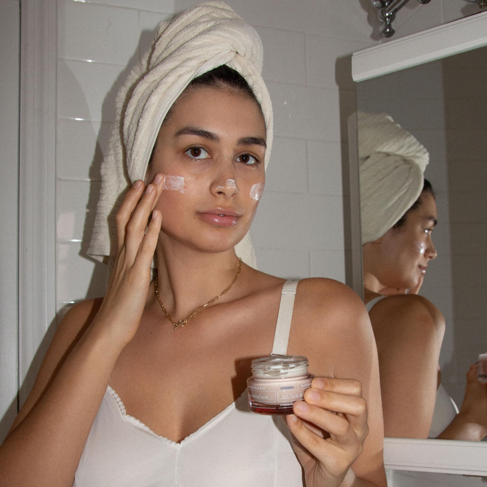 Ritual nocturno de belleza con aroma suave a rosa silvestre