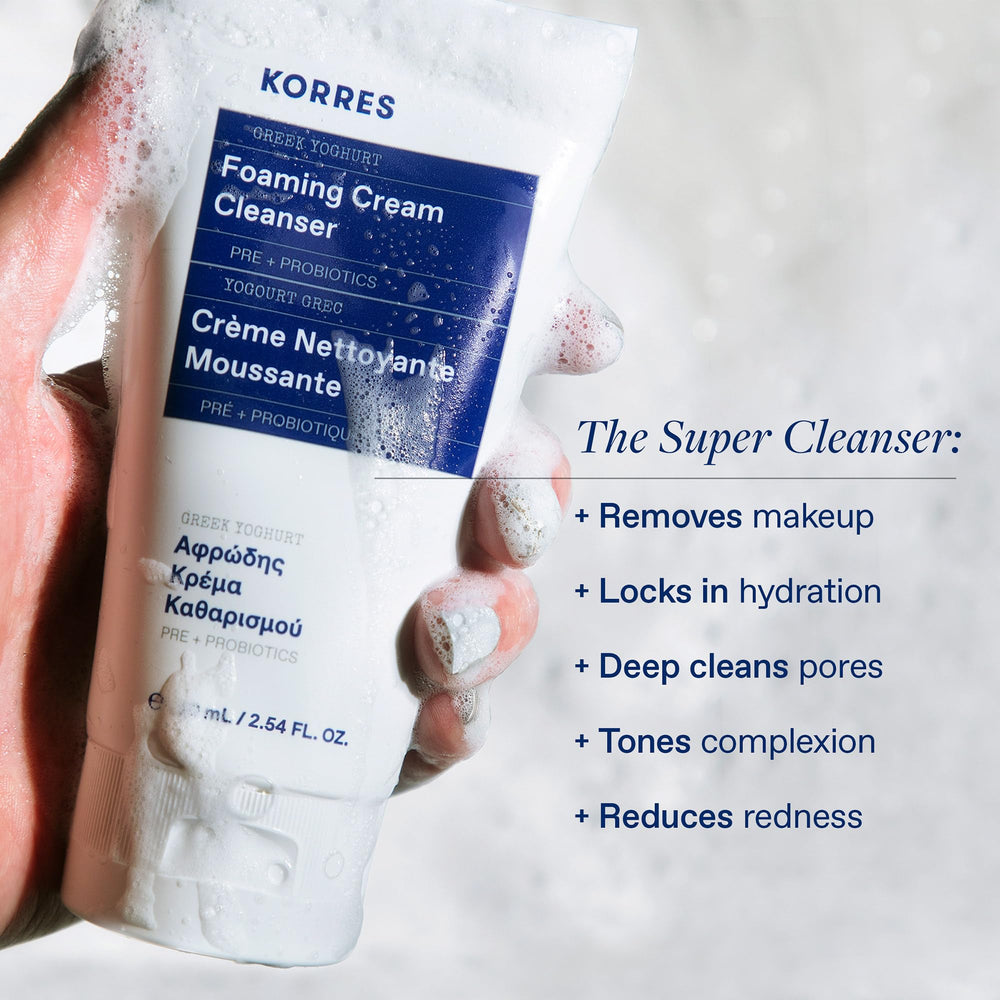 Korres Yogur Griego limpiador facial: textura cremosa que se transforma en espuma para piel suave.