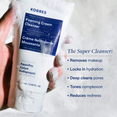 Korres Yogur Griego limpiador facial: textura cremosa que se transforma en espuma para piel suave.