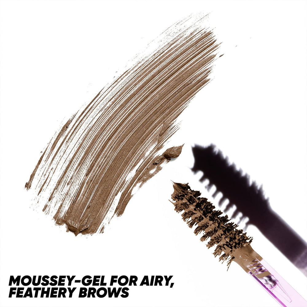 Kosas Air Brow con aplicador triangular eleva y separa cada pelo.