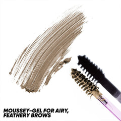 Kosas Air Brow Gel aporta densidad visible en cejas y un aspecto más completo.