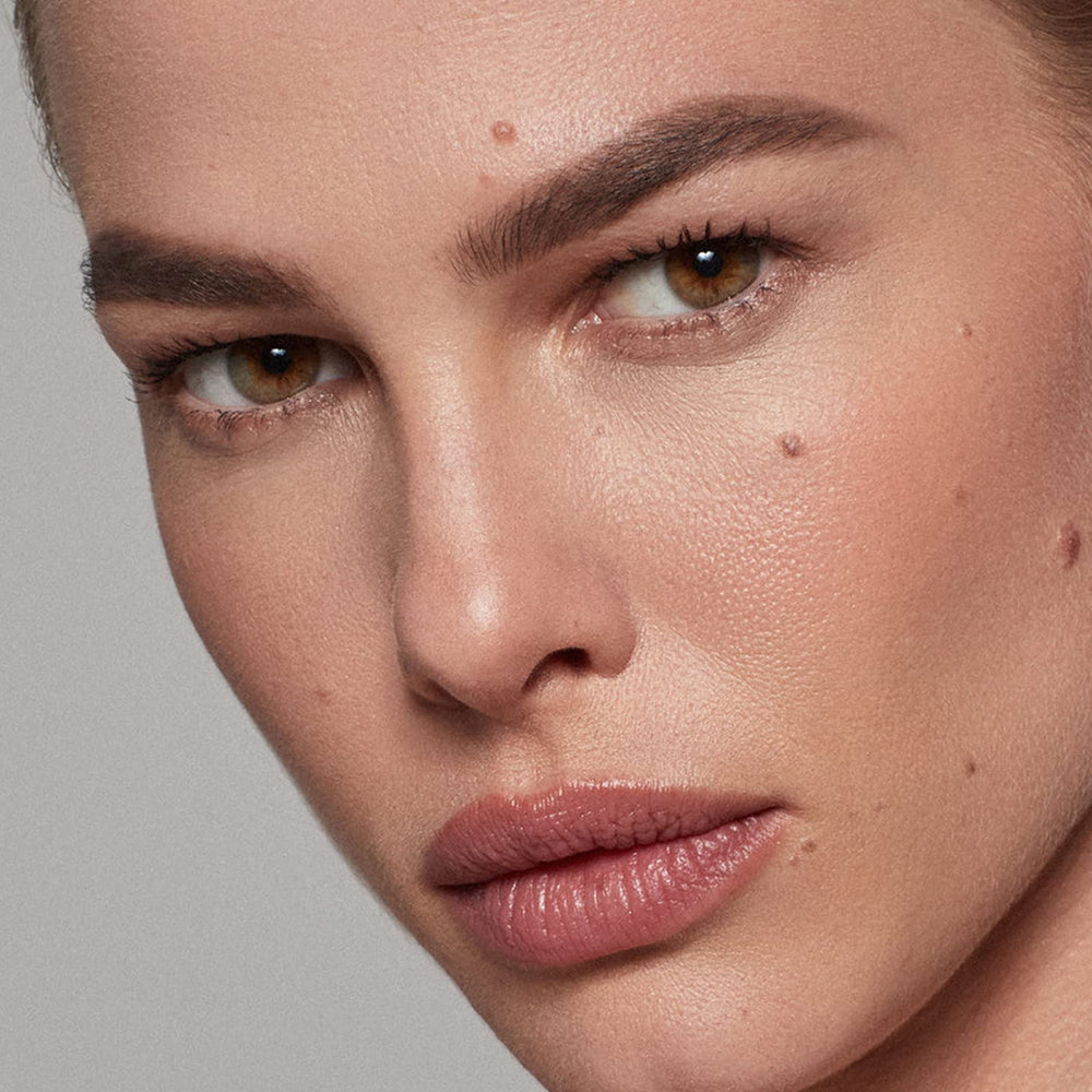 Kosas Brow Pop fórmula sin fragancia y vegana para piel sensible.