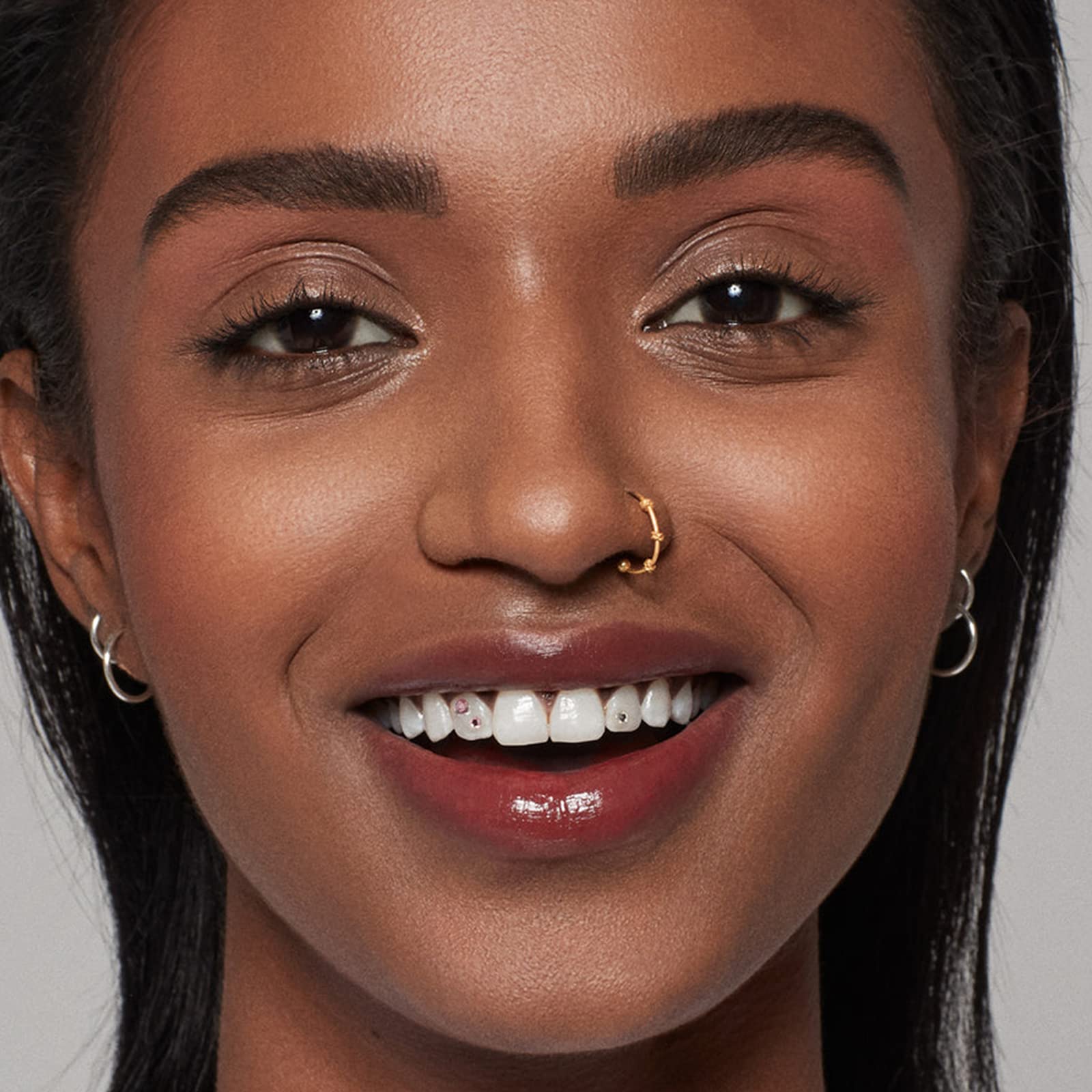 Kosas Brow Pop, texture douce s'adapte à toutes les carnations et poils.