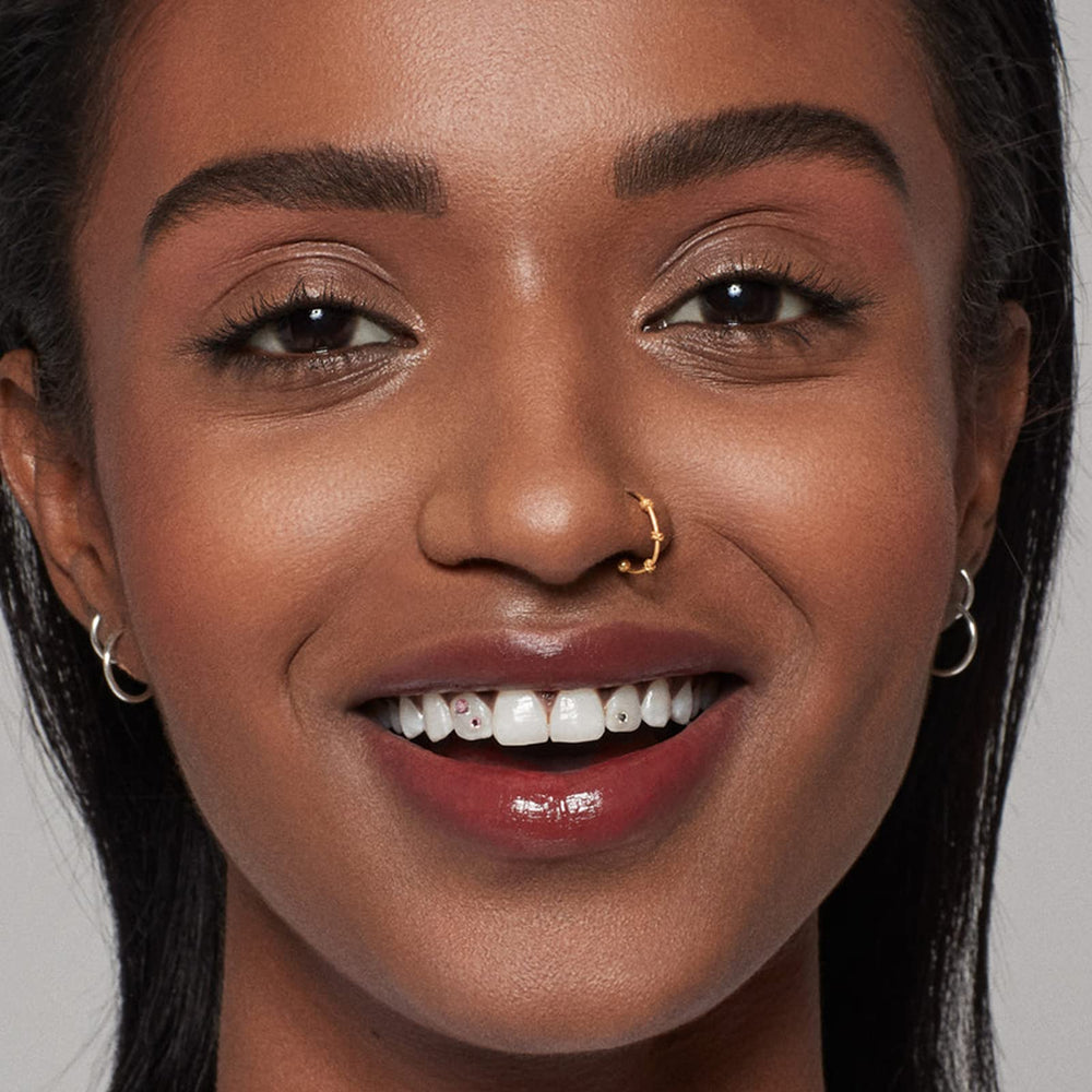 Kosas Brow Pop, texture douce s'adapte à toutes les carnations et poils.