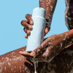 Kosas Kosasport Good Body Skin Body Wash muestra aplicación-en-ducha para piel suave.
