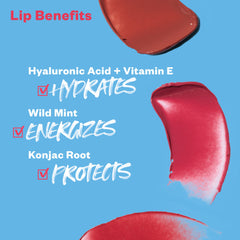 Kosas Lipfuel aplicación suave sobre labios para una sensación fresca.