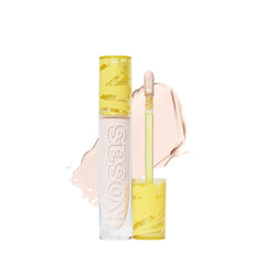 Kosas Revealer Concealer muestra cobertura media para un aspecto natural.