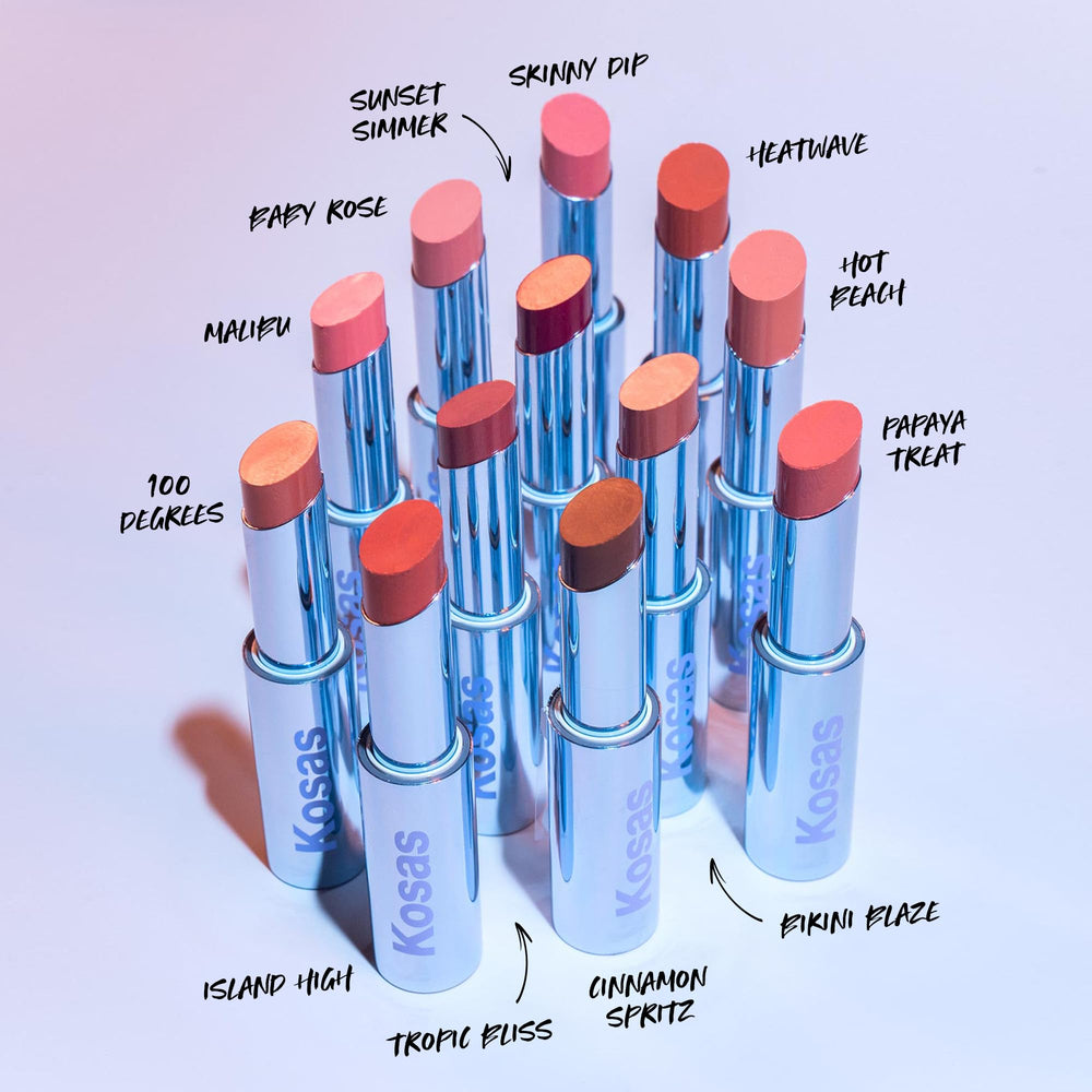 Gros plan sur Kosas Wet Stick satin sur les lèvres.