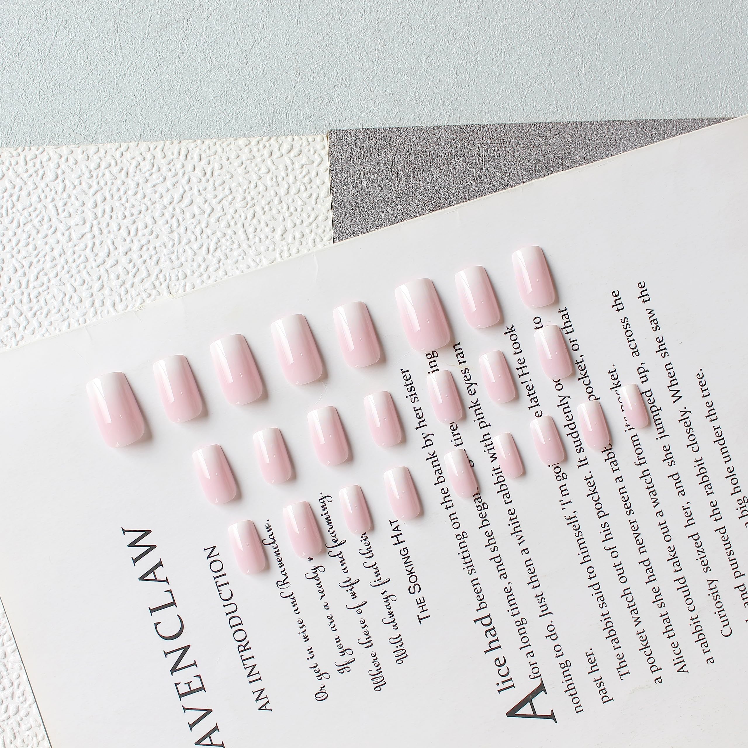 KQueenest uñas acrílicas ombré rosa, tono suave y forma media cuadrada.