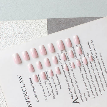KQueenest uñas acrílicas ombré rosa, tono suave y forma media cuadrada.