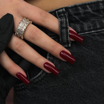 Uñas acrílicas KQueenest rojas burdeos, mediano cuadrado, look sofisticado para el día a día.