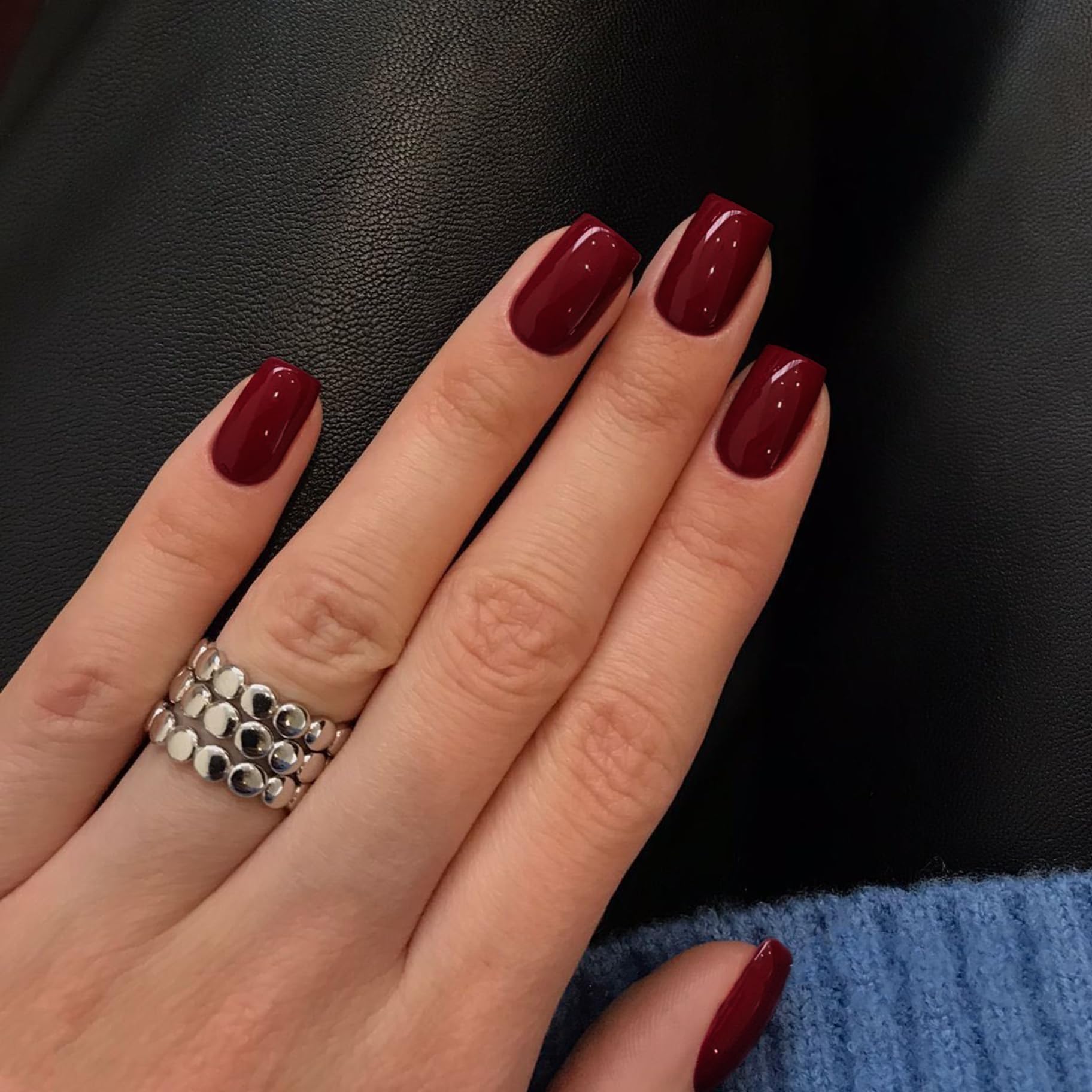 KQueenest uñas burdeos con acabado liso y brillante gracias a la textura acrílica real.