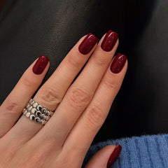 KQueenest uñas burdeos con acabado liso y brillante gracias a la textura acrílica real.