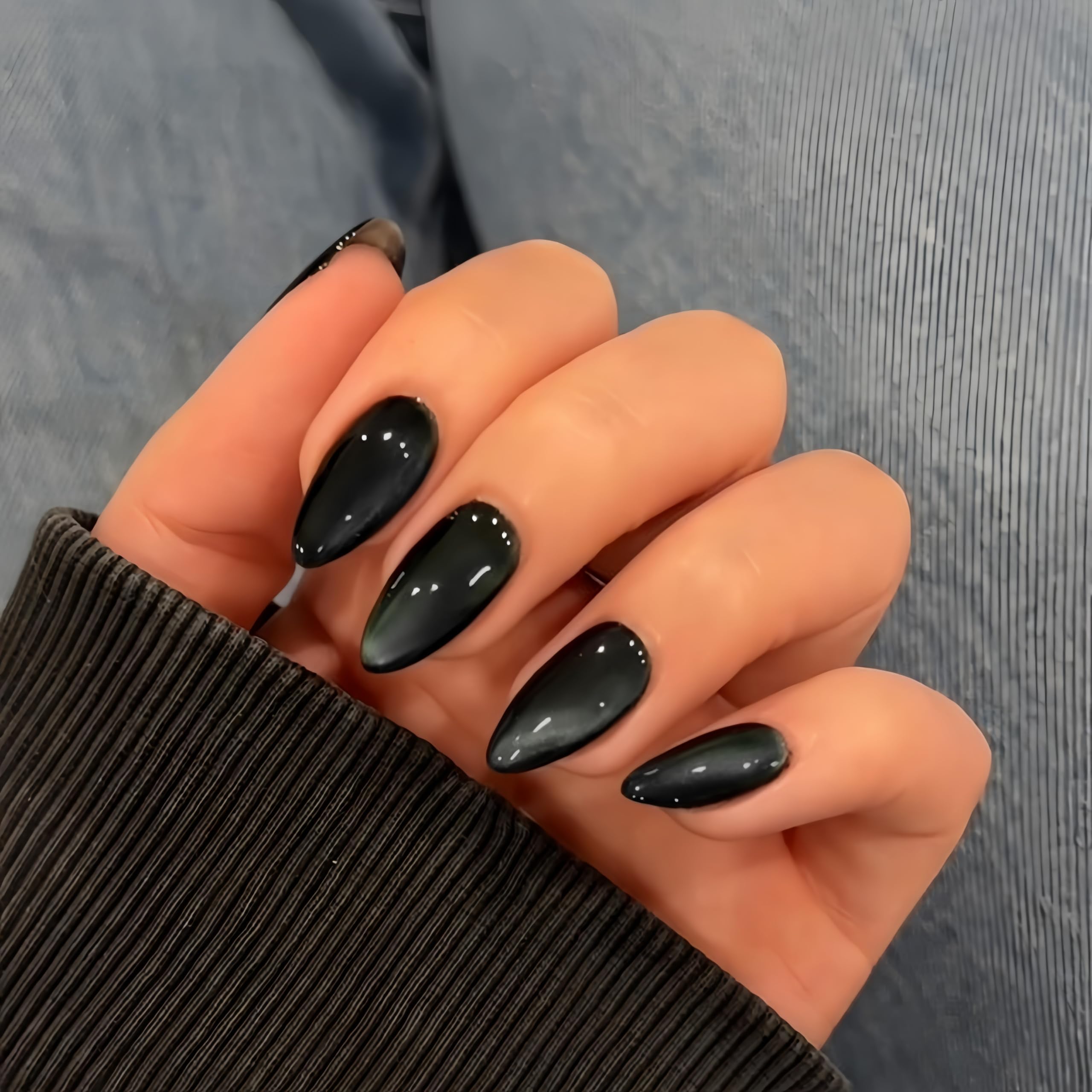 KQueenest Uñas efecto ojo de gato negro mediano almendra, vista frontal con brillo duradero