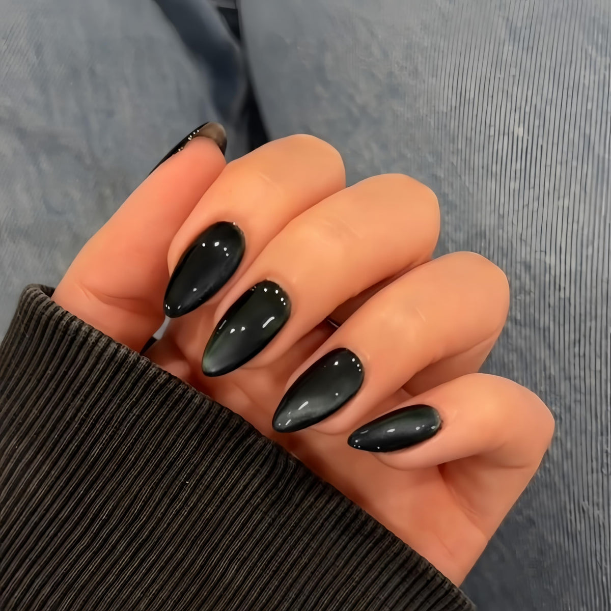 KQueenest Uñas efecto ojo de gato negro mediano almendra, vista frontal con brillo duradero