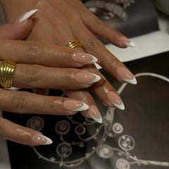 Uñas KQueenest francesas blancas, corto almendra, duración estimada de dos semanas.