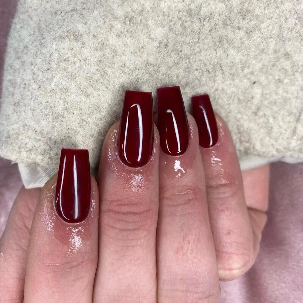 Uñas pegables KQueenest burdeos, mediano cuadrado, acabado gel brillante para eventos.