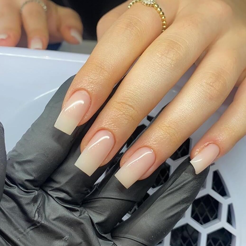 Uñas pegables KQueenest tono desnudo, duraderas por su textura de gel