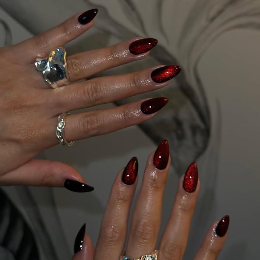 Uñas KQueenest en forma almendra mediana con diseño glitter