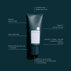 Aplicación directa en el cuero cabelludo con Kristin Ess Exfoliante para masajes revitalizantes.