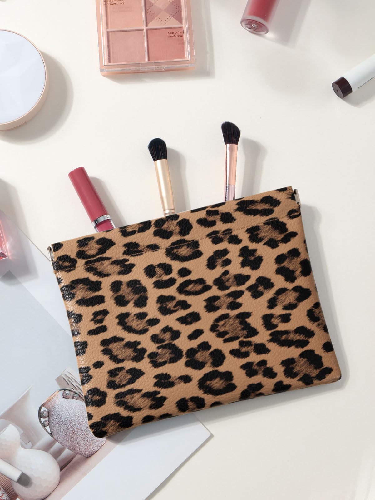 Ksriylm estuche impermeable de cuero sintético protege cosméticos durante el viaje.