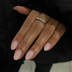 Uñas KXAMELIE pegadas rosado polvo, ovaladas, ideales para look diario duradero.