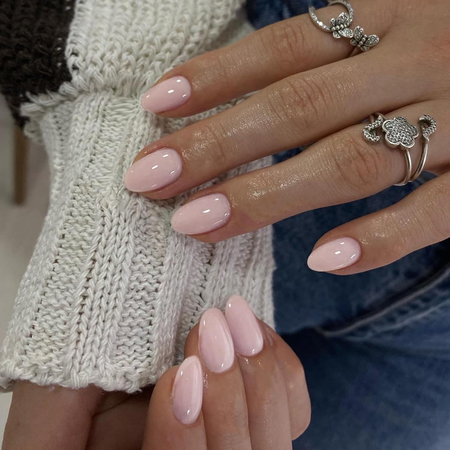 Uñas postizas KXAMELIE rosado polvo, ovaladas, acabado brillante para ocasiones especiales.