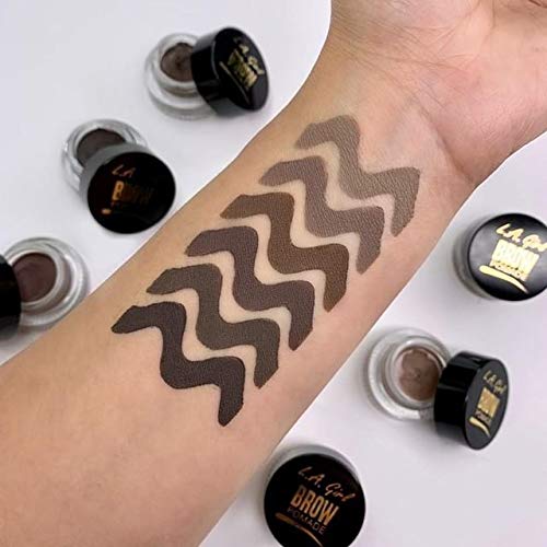Pigmentación intensa de L.A. Girl Brow Pomade Soft Black para rellenar cejas naturalmente.