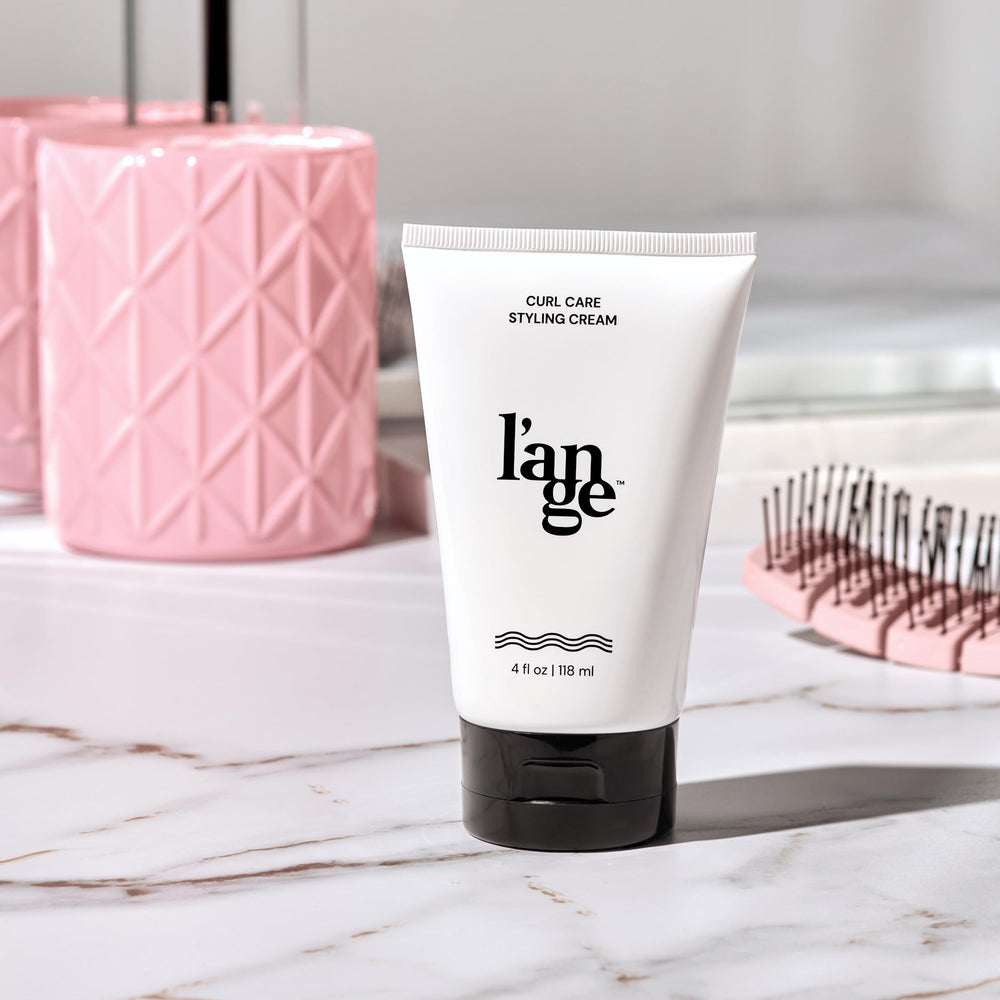 Uso diario de la crema para cabello rizado de L'ANGE Hair.