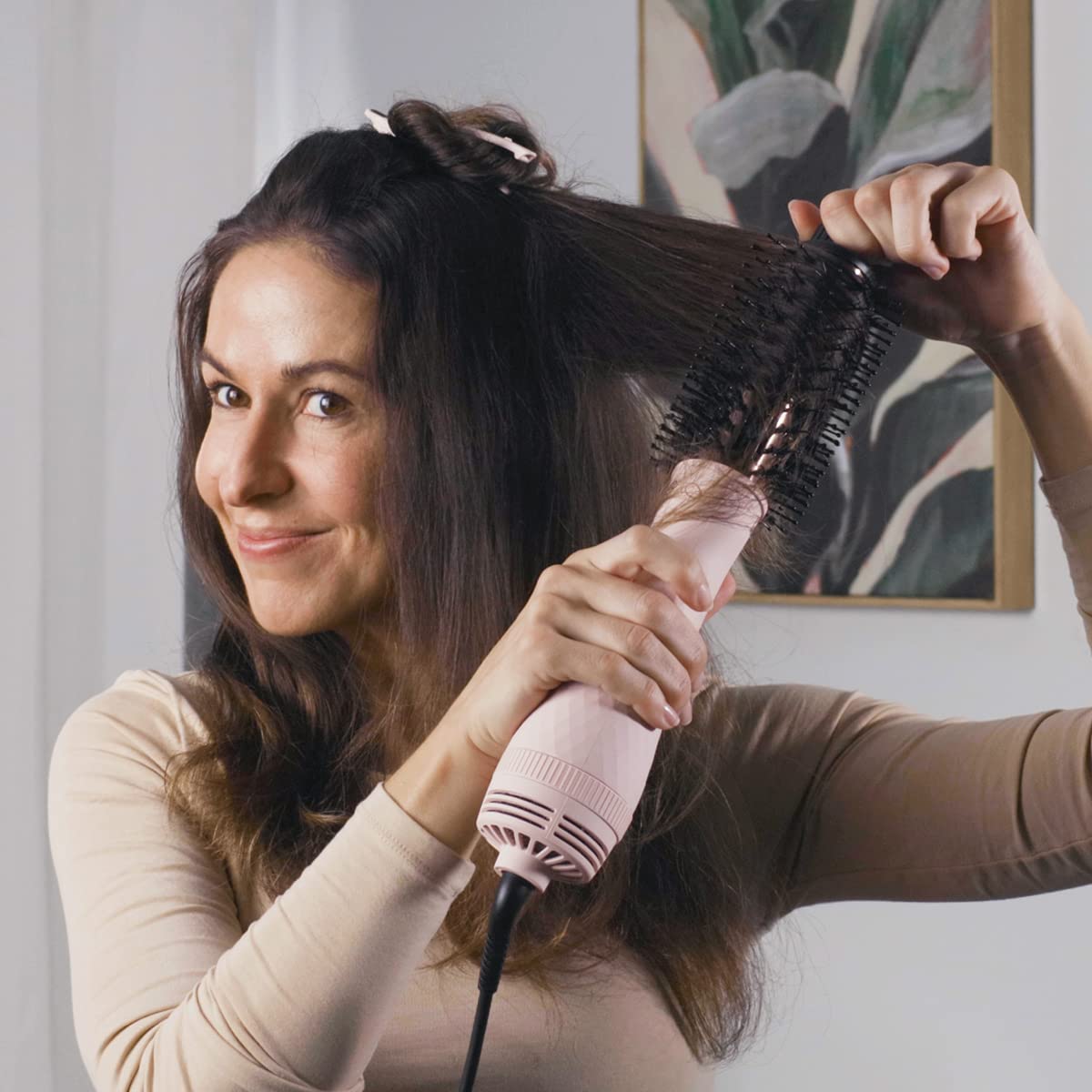 L'ANGE HAIR Le Volume con cilindro ionico de titanio para brillo y frizz reducido.