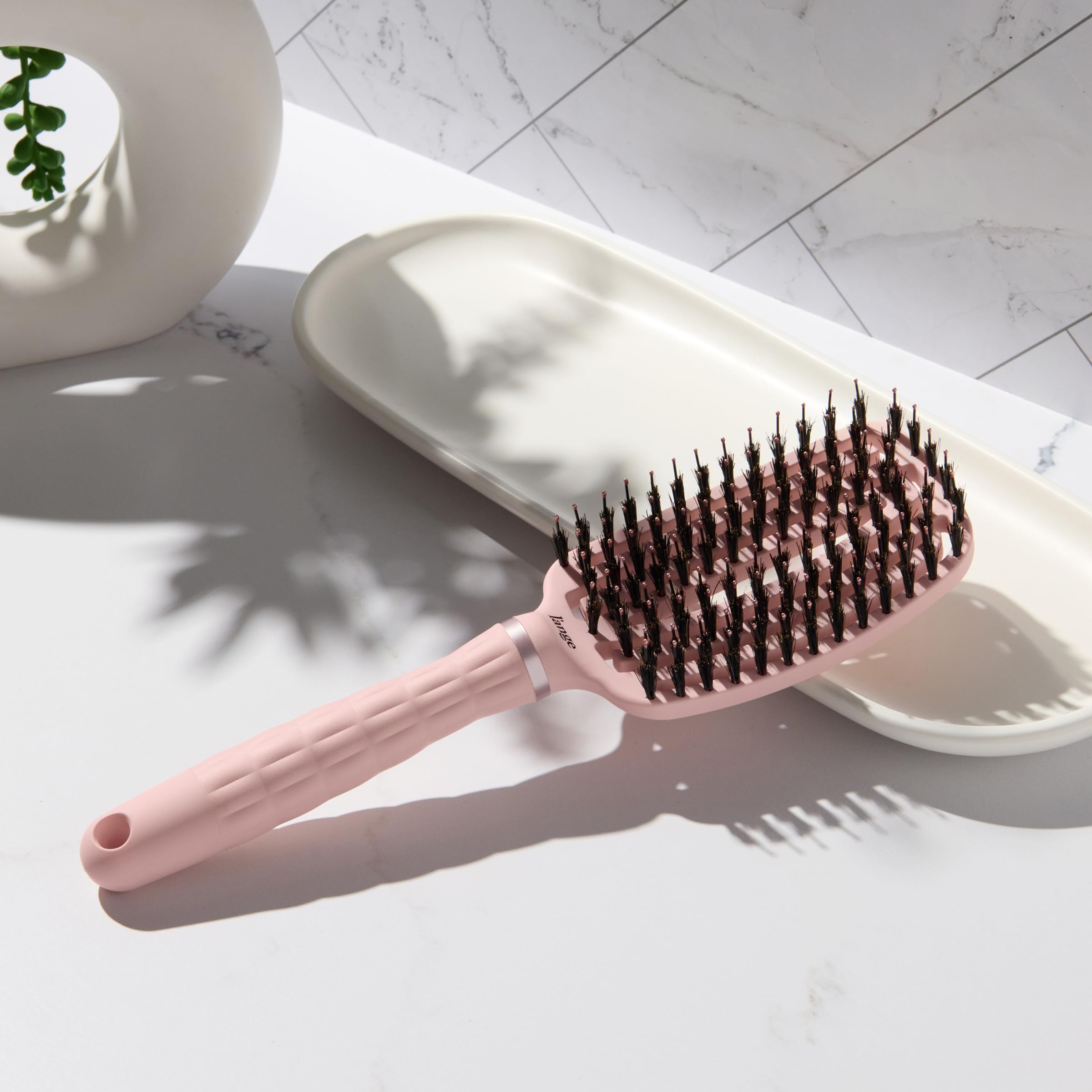 Cepillo ergonómico de L'ANGE HAIR facilita peinado sin dolor y desliz cómodo.