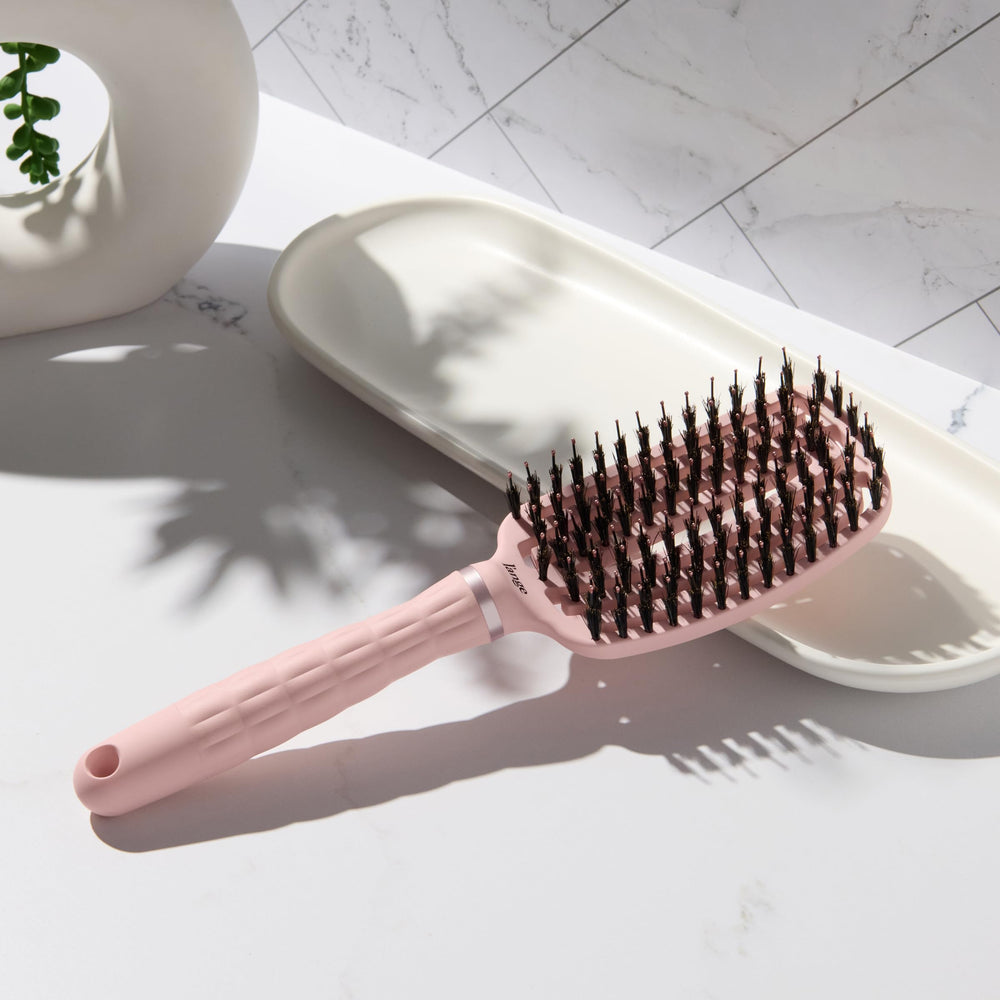 Cepillo ergonómico de L'ANGE HAIR facilita peinado sin dolor y desliz cómodo.