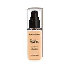 L.A. COLORS Truly Matte Foundation en porcelana, textura sedosa y acabado mate duradero.