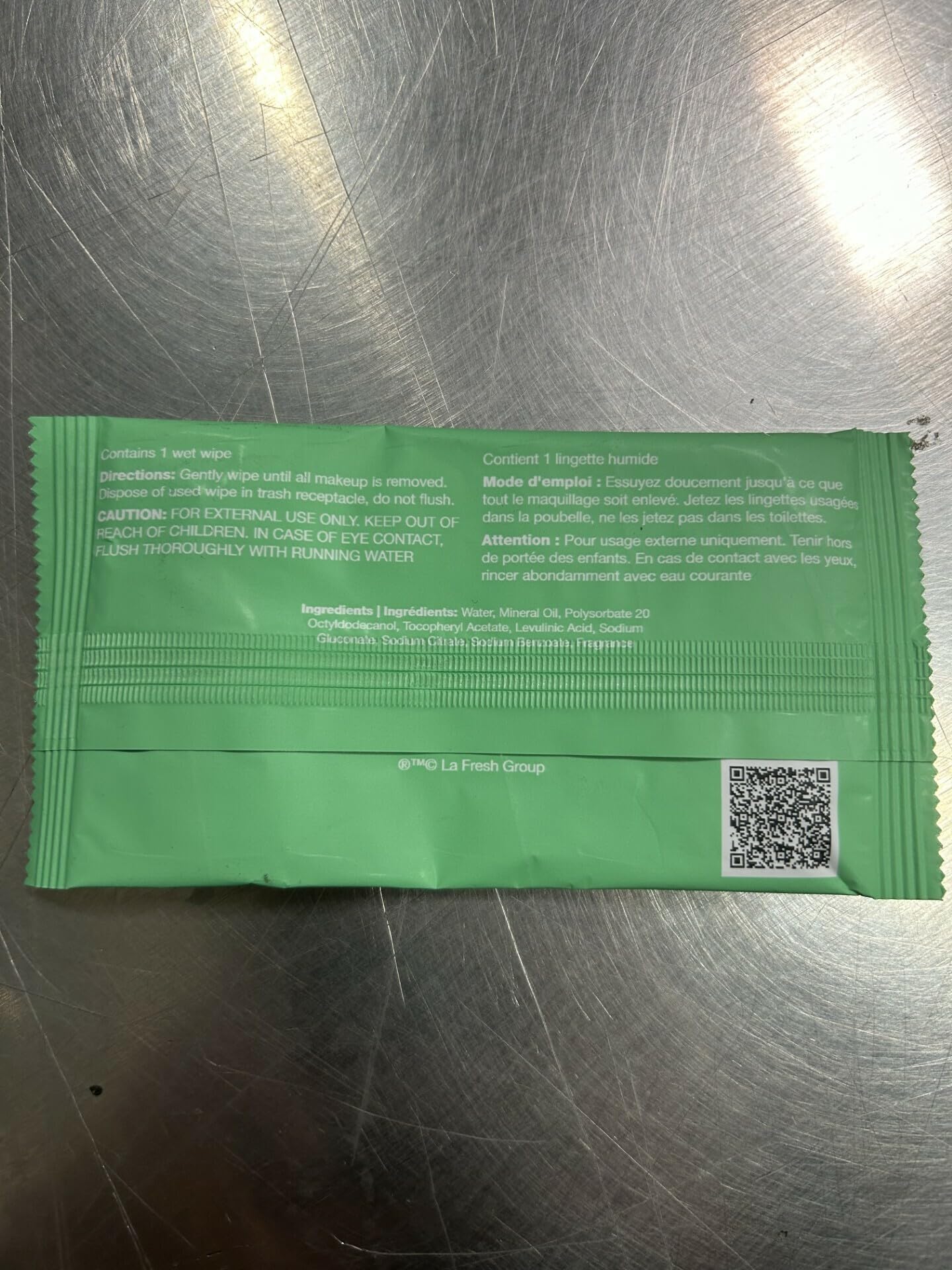 Textura sedosa y ligera de la toallita, sensación agradable al usar.