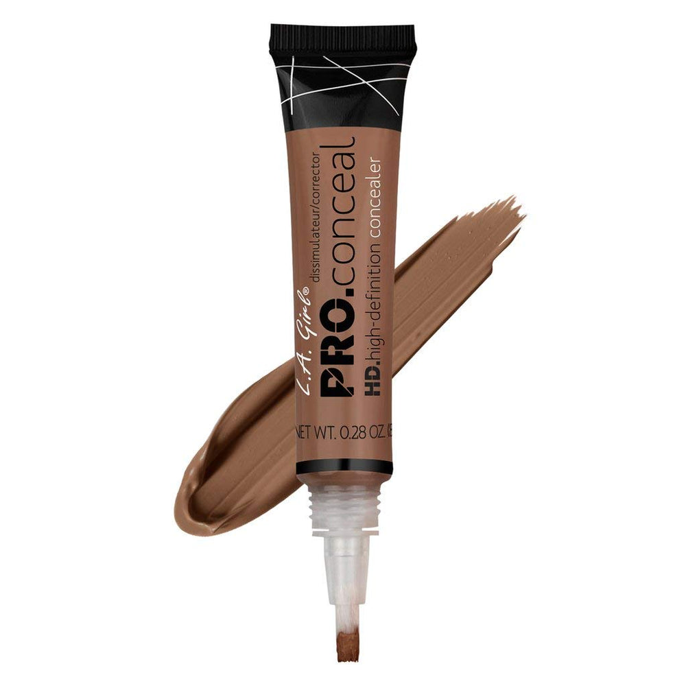 L.A. Girl Pro Conceal HD con aplicador de cepillo para aplicación precisa.