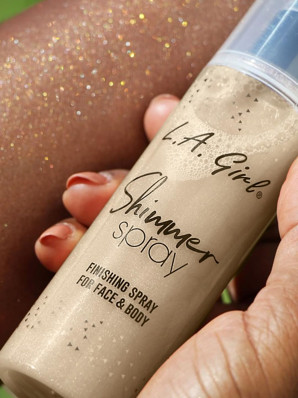 L.A. Girl Shimmer Spray: destellos dorados que resaltan el escote con facilidad.
