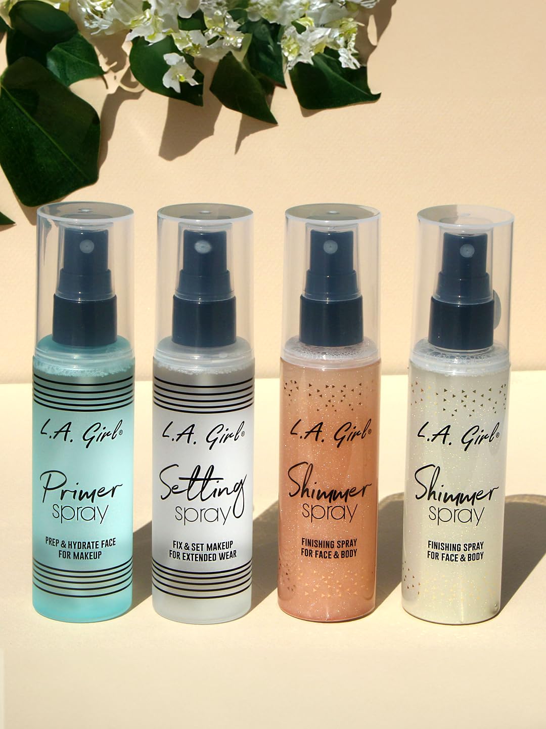 L.A. Girl Shimmer Spray: brillo dorado en la iluminación de la mesa de maquillaje.