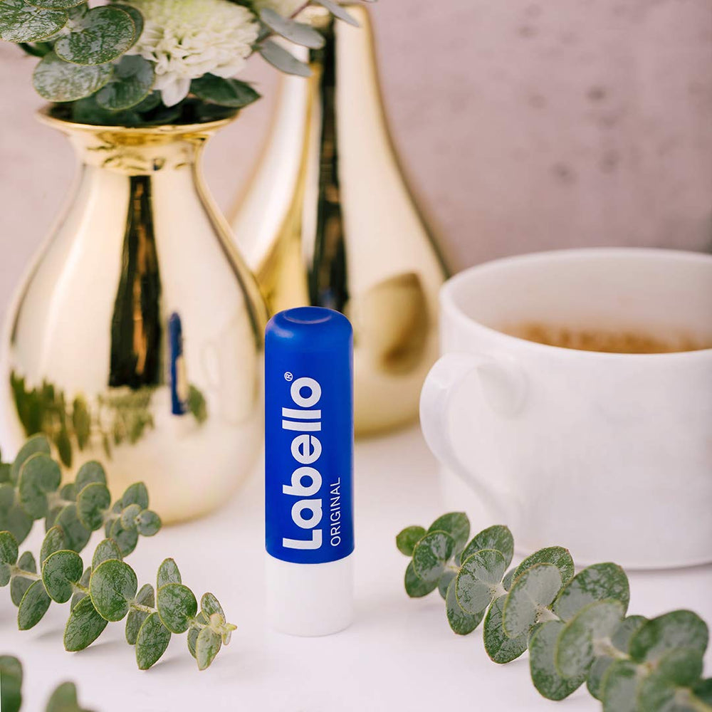 Labello Original application rapide, idéal pour les déplacements et les pauses.