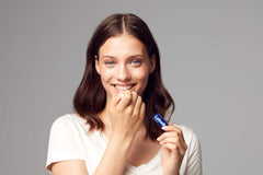 Labello Original sans huiles minérales assure une utilisation simple et douce.