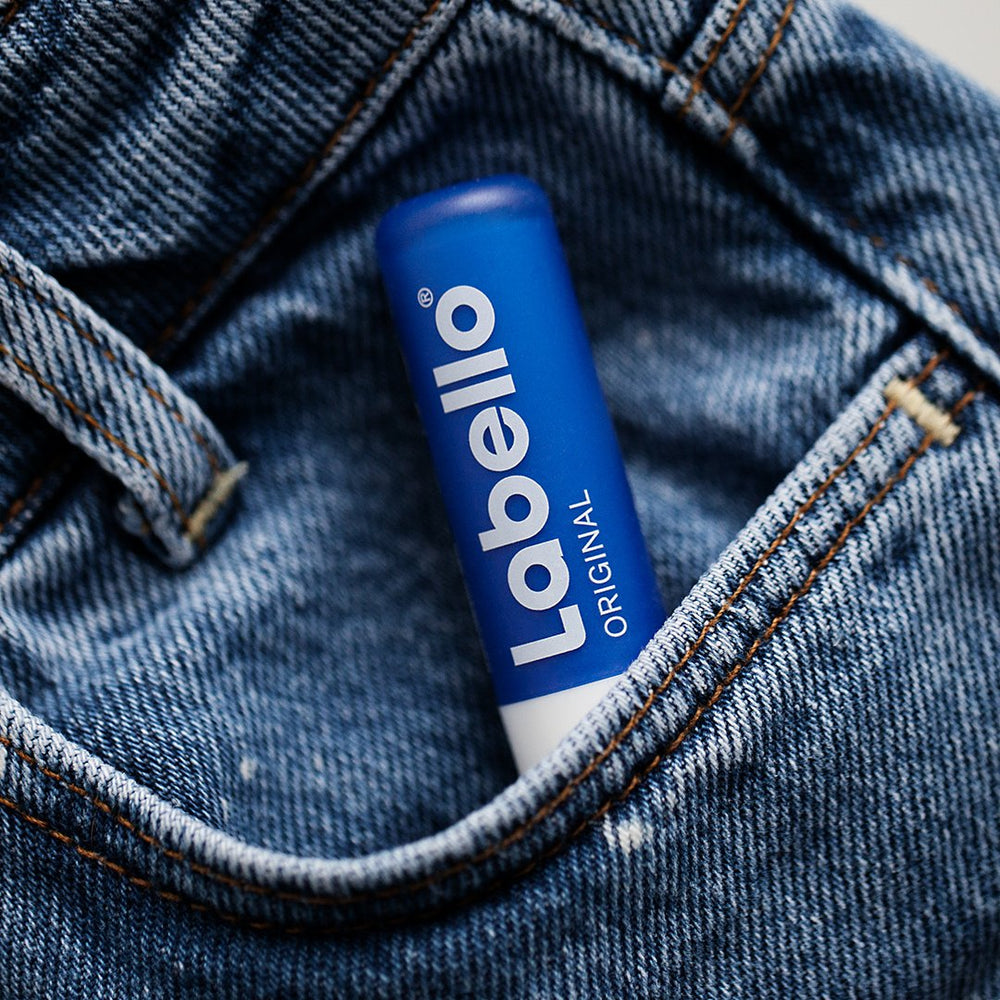 Labello Original usage quotidien en déplacement pour lèvres confortables.