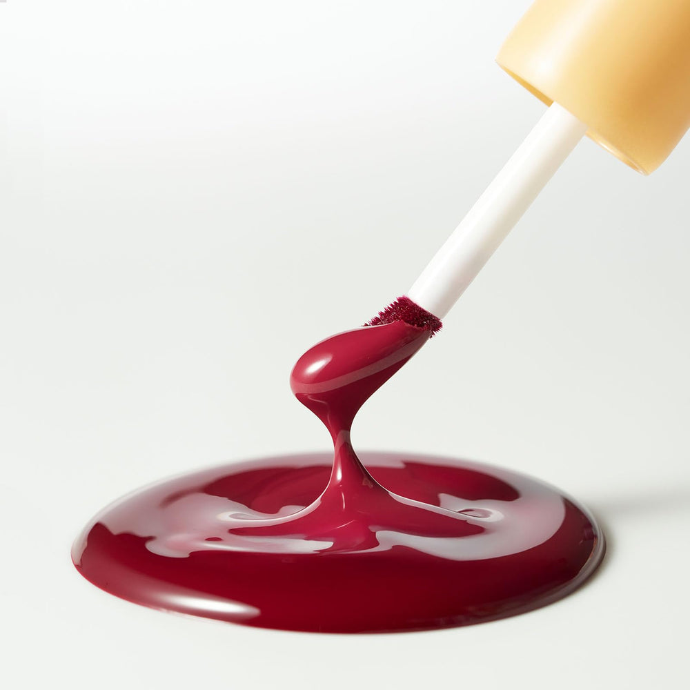 Laka Fruity Glam Lip Tint Mini, acabado translúcido con brillo que realza el tono natural.