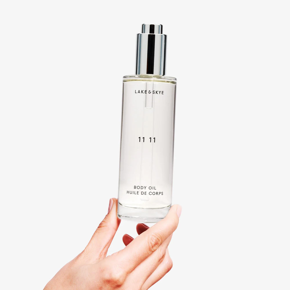 Lake & Skye 11 11 application-massage-circulaire: texture fluide et absorption rapide.