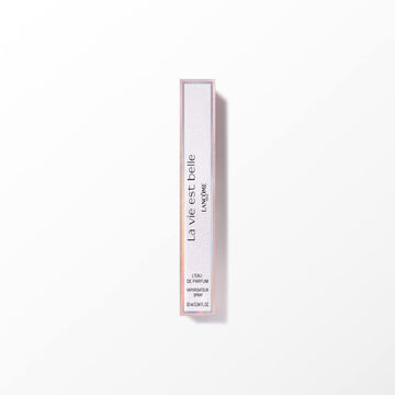 Lancôme La Vie Est Belle: reflejo suave que inspira momentos de cuidado personal.