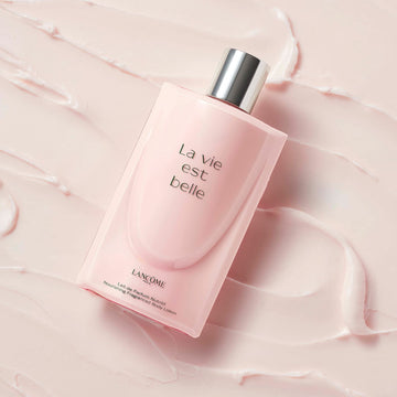 Lancôme La Vie Est Belle: textura cremosa que ilumina la piel suavemente.