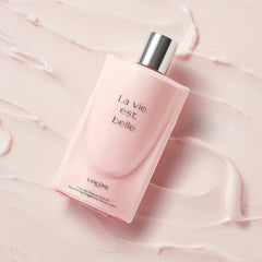 Lancôme La Vie Est Belle: textura cremosa que ilumina la piel suavemente.