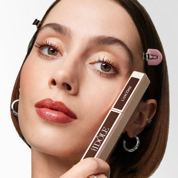 Lancôme Lash Idôle fórmula en gel ligera deja pestañas suaves.