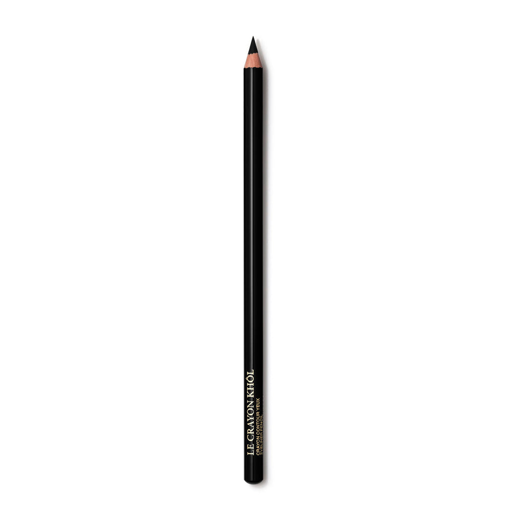 Lancôme Le Crayon Khôl Noir Ébène permet une application douce et précise.