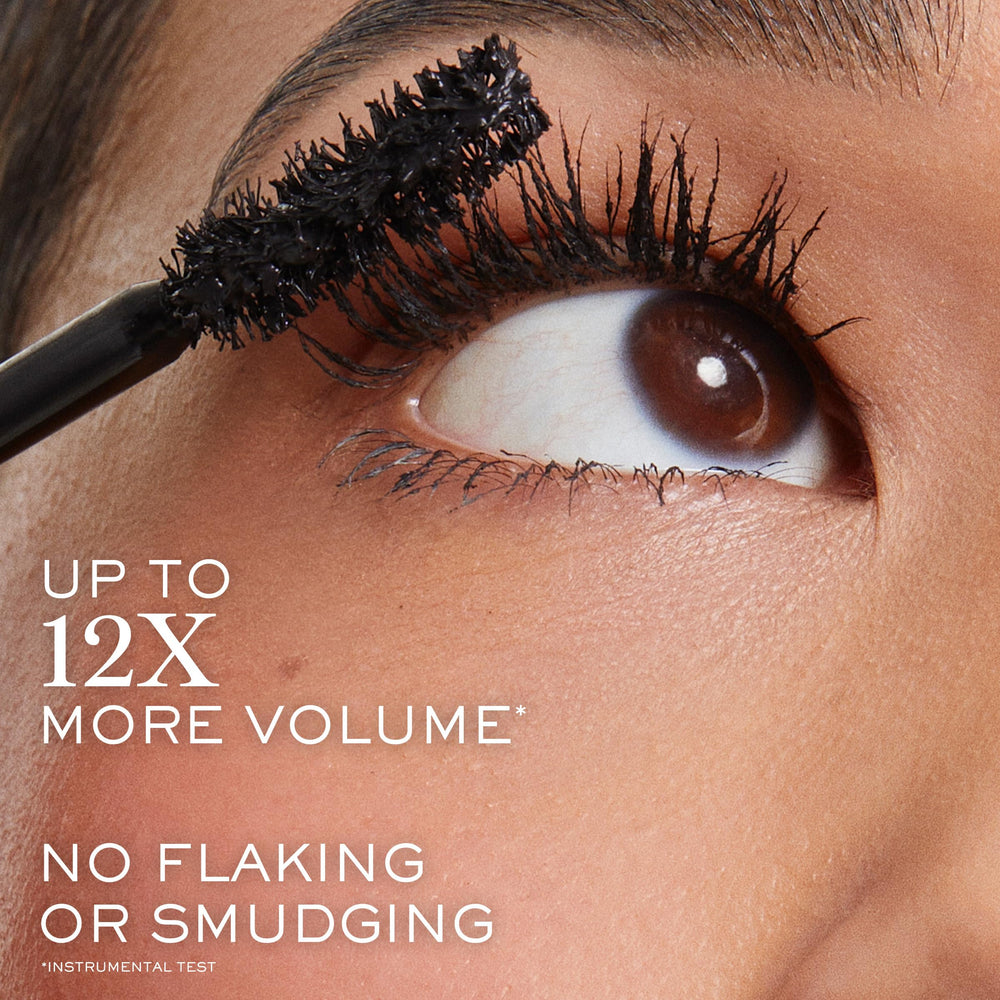 Lancôme Monsieur Big Mascara textura ultra cremosa facilita retoques durante el día.